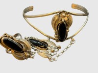 Auktion 374<br>Vintage Sklavenarmband, hergestellt von Navajo-Indianern in den USA. 925er Sterlingsilber. Set Armspange und Ring mit Ketten, mit Onyx, 25,84 gr.