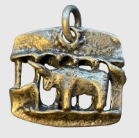 Auktion 374<br>massiver Silber-Anh&auml;nger-835-, Stier vor Tempel, 3x2,5 cm, 13,88 gr