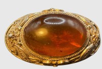 Auktion 374<br>ovale Brosche mit gr. Bernstein-Cabouchon, B-3 cm, 8,68 gr