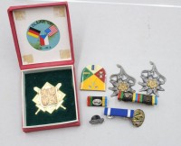 Auktion 374<br>kl. Konvolut von milit&auml;rischen und zivilen Erinnerungsst&uuml;cken, Abzeichen und Medaillen