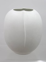 Auktion 374<br>wei&szlig;e Vase, Hutschenreuther, wohl Entw. E. Pott-Bischofberger, kl. Chip am Stand, ca. H-23,5cm