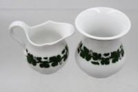 Auktion 374<br>Portions-Sahnek&auml;nnchen und kl. Vase, Meissen, Schwertermarke, Weinlaub, je 1. Wahl, ca. H-6,2cm
