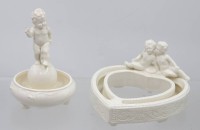 Auktion 374<br>2x div. Steckschalen, mittig jeweils Putti, ungemarkt, ca. H-13cm