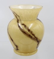 Auktion 374<br>Art-d&eacute;co-Vase aus gelb-wei&szlig;em Opalglas, ca. H-18cm, kl. Chip am Rand