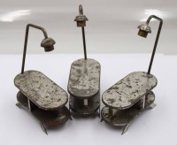 Auktion 374<br>3x div. Puppenstubenm&ouml;bel aus Metall, wohl 20/30er, ca. H-11,5cm