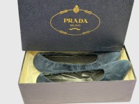 Auktion 374<br>vintage Prada blaue Wildleder Ballerinas mit Gummizug. Gr&ouml;&szlig;e 401/2. Hergestellt in Italien in orig. Karton