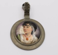 Auktion 374<br>Zinndeckel f&uuml;r Bierkrug, mittig Porzellanmedaillon, bemalt mit Biedermeierdame, um 1900, D-9cm
