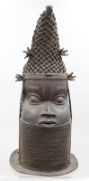 Auktion 374<br>Gedenkkopf einer K&ouml;niginmutter (Iyoba) aus dem westafrikanischen K&ouml;nigreich Benin, Bronze, Altersspuren, ca. H-41cm, ca. H-3,8cm