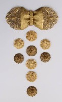 Auktion 374<br>filigrane, goldfarbene Trachtenschlie&szlig;e (Sch&uuml;rzenschlie&szlig;e) mit passenden Zierkn&ouml;pfen, Schlie&szlig;e ca. 5 x 11cm