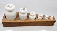 Auktion 374<br>6x Porzellangewichte, &auml;lter, Dekagramm