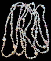 Auktion 374<br>&uuml;berlange S&uuml;sswasser-Perlenkette, verschieden gross , tw. gef&auml;rbt, L-ca. 194 cm, ca. 85 gr.