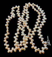 Auktion 374<br>lange S&uuml;sswasserperlenkette. leicht rosa, L-ca. 100 cm, Schliesse irgendwie defekt, 86 gr