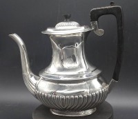Auktion 374 / Los 11041 <br>Kaffee/ Tee- Kanne , Versilbert , England , Electro Plated , mit Holzgriff , am Boden punziert , H - 23 cm B- 25,7 cm
