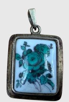 Auktion 374<br>kl. Silber-925- Anh&auml;nger mit "Meissen" Porzellanplatte, bemalt mit gr&uuml;nen Rosen, 1.Wahl, ca. 2x1,5 cm, 4,39 gr
