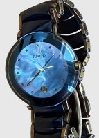 Auktion 374<br>Rado Coupole Damenarmbanduhr, Edelstahl/Keramik, Quarz, Datum, blaues Perlmuttzifferblatt mit goldfarbigen Stundenpunkten, Geh&auml;use- und Referenznr. 1290359.3/02853814, Durchmesser 30 mm, Faltschlie&szlig;e, guter Zustand
