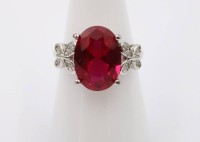 Auktion 374<br>925er Silber-Ring mit synth. Rubin u. klaren Steinen, 3,8gr. RG 54