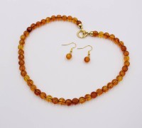 Auktion 374 / Los 1471 <br>Modeschmuck-Set in Bernsteinart, Kette und Ohrh&auml;nger, ca. L-40cm Ohrh&auml;nger ca. L-2cm