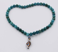 Auktion 374 / Los 1473 <br>Halskette, blauer Achat mit emailliertem Anh&auml;nger, endlos