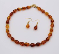 Auktion 374<br>Set, wohl gekl&auml;rter Bernstein, Kette und Ohrh&auml;nger, ca. L-38cm Ohrh&auml;nger L-3,5cm
