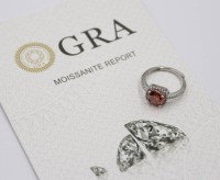 Auktion 374<br>925er Silber-Ring mit orangenem Moissanite, ca. 2 Karat, anbei GRA-Zertifikat, offene Schiene
