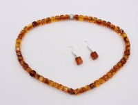 Auktion 374 / Los 1480 <br>Set, wohl gekl&auml;rter Bernstein, Kette endlos, Ohrh&auml;nger ca. L-3,5cm