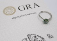 Auktion 374<br>Ring mit ca. 2 Karat Moissanite, gr&uuml;n, offene Schiene