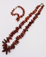 Auktion 374<br>Halskette und Armband, Bernstein, zus. ca. 41,3gr., Armband verknotet ?, Armband ca. 16cm  Kette ca. L-50cm