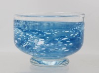 Auktion 374<br>Kunstglas-Schale auf Stand, blau/wei&szlig;/klar, ca. H-8,5cm D-11,5cm