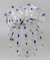 Auktion 374<br>Kunstglasvase, blaue Punkteinschmelzungen, ca. H-14cm