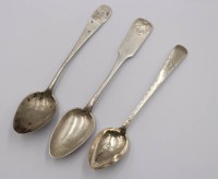 Auktion 374<br>3x antike Kaffeel&ouml;ffel, jeweils wohl l&ouml;tiges Silber, Alters-u. Gebrauchsspuren, zus. ca. 39,8gr., L-14cm