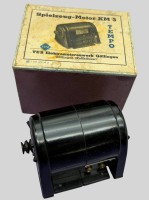 Auktion 374<br>Spielzeug Electromotor KM3 von  Tempo, VEB, DDR in OVP und kl. Transformator Titan Universal in OVP sowie Schwingb&uuml;gelantrieb in OVP