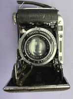 Auktion 374<br>Balgenkamera "Dolly" mit Carl Zeiss Tessar in Lederetui