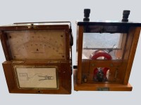 Auktion 374<br>historischer, analoger Amperemeter (Strommessger&auml;t) der Marke Hartmann &amp; Braun in einem tragbaren Holzkasten aus der ersten H&auml;lfte des 20. Jahrhunderts (ca. 1920er Jahre). 20x18x9 cm und Universal-Drehspulinstrument  Fa. PHYWE, um 1950