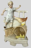 Auktion 374<br>Porzellanfigur "Junge mit H&uuml;hnern" um 1900, r&uuml;ckseitig Nummer, H-15,5 cm, B-11 cm
