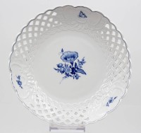 Auktion 374<br>grosse,  runde Durchbruchschale, Meissen, Schwertermarke, blaue Blume, 4 Schleifstriche, ca. H-5,5cm D-24,5cm