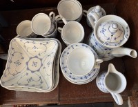 Auktion 374<br>21 Teile  div. Strohblumen-Geschirr, div. Manufakturen, 2xTasse mit Altriss