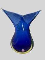 Auktion 374<br>hohe Muranovase,  Somerso Fischschwanz Vase um 1950, blau/gelb/gr&uuml;n/klar mit orig. Etikett