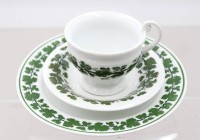 Auktion 375<br>Meissen-Gedeck, Weinlaub, Schwertermarke, Tasse 1. Wahl, Teller je 2 Schleifstriche, Tasse H-6,5cm