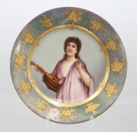 Auktion 375<br>Zierteller, Mandolinenspielerin, Wien, Royal-Vienna-Stil, leider geklebt, ca. D-20cm