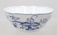 Auktion 375<br>Schale, Meissen, Schwertermarke, Zwiebelmuster, 3 Schleifstriche, ca. H-7cm D-16cm