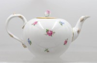 Auktion 375 / Los 8011 <br>Teekanne, Meissen, Schwertermarke, Streubl&uuml;mchen, 3 Schleifstriche, ca. H-13,5cm