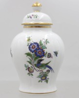 Auktion 375<br>kl. Deckelvase, Meissen, Schwertermarke, 1. Wahl, ind. Blumen, ca. H-14,5cm