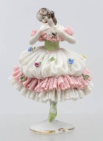 Auktion 375<br>Porzellanfigur tanzende Ballerina, &Auml;lteste Volkstedt, Spitzenkleid dieses mit kleinen Chips, ca. H-15,5cm