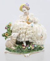 Auktion 375 / Los 8029 <br>Blumenm&auml;dchen, Unterweissbach, aufwendiges Spitzenkleid,  R&uuml;ckseitig besch&auml;digt, ca. H-16cm B-13cm