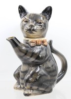 Auktion 375<br>Scherkanne, Tony Wood Studio, Pussy Foot, Unterglasurfarben. ca. H-24,5cm