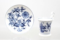 Auktion 375<br>Tasse mit U.T., Meissen, Schwertermarke, Zwiebelmuster, je 2 Schleifstriche, ca. H-10cm