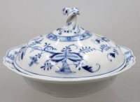Auktion 375<br>Deckelterrine, Stadt Meissen, Zwiebelmuster, Brandfehler, ca. H-15cm D-27cm