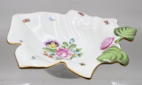 Auktion 375<br>Blattschale mit Goldrand und einem floralen Blumenbouquet, Herend, ca. H-7,5cm B-26cm L-24cm