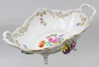 Auktion 375<br>Schale auf 4 F&uuml;ssen, Dresden, aufgesetzte Bl&uuml;ten, ca. H-6,5cm B-20,5cm