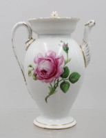 Auktion 375<br>fr&uuml;he Mokkakanne, Meissen, rote Rose, Schwertmarke  4x durchschliffen, Goldzier berieben, 19. Jhd., ca. H-16cm